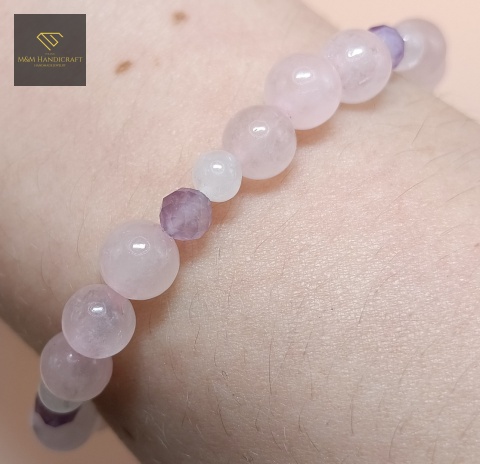 bransoletka-z-kamieni-naturalnych-kryształ-górski-kwarc-różowy-i-ametyst-handmade-na-nadgarstku