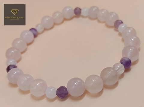 bransoletka-z-kamieni-naturalnych-kryształ-górski-kwarc-różowy-i-ametyst-handmade-zbliżenie-na-kamienie