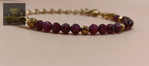 asymetryczna-bransoletka-IGNIS-kamienie-naturalne-granat-i-hematyt-stal-chirurgiczna-handmade-zbliżenie-na-kamienie