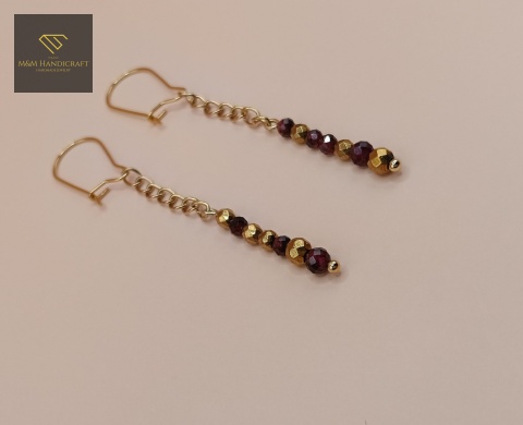 asymetryczne-kolczyki-IGNIS-z-kamieni-naturalnych-granat-i-hematyt-handmade-bokiem