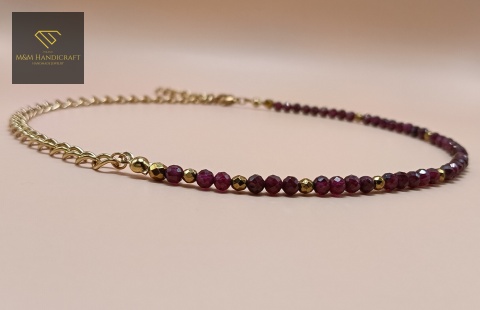 asymetryczny-choker-IGNIS-kamienie-naturalne-granat-i-hematyt-stal-chirurgiczna-handmade-zbliżenie