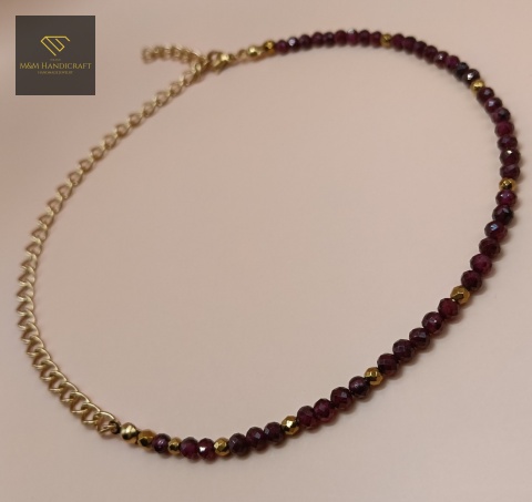 asymetryczny-choker-IGNIS-kamienie-naturalne-granat-i-hematyt-stal-chirurgiczna-handmade-zbliżenie-na-kamienie
