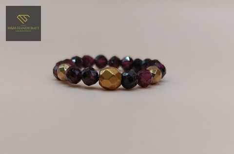 asymetryczny-elastyczny-pierścionek-IGNIS-z-kamieni-naturalnych-granat-i-hematyt-handmade-zbliżenie-na-kamienie