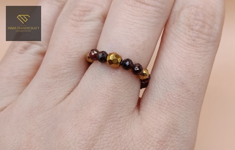 asymetryczny-elastyczny-pierścionek-IGNIS-z-kamieni-naturalnych-granat-i-hematyt-handmade-na-palcu-przodem