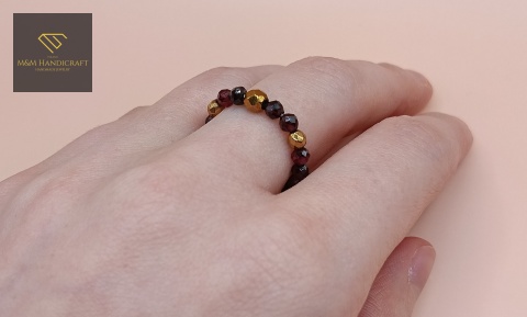 asymetryczny-elastyczny-pierścionek-IGNIS-z-kamieni-naturalnych-granat-i-hematyt-handmade-na-palcu