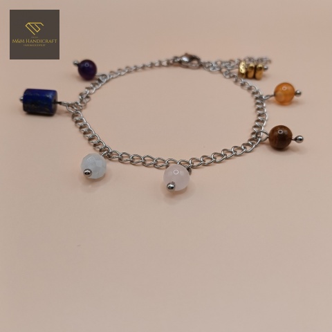 bransoletka-7-czakr-z-kamieni-naturalnych-i-stali-chirurgicznej-handmade-zbliżenie-na-kamienie