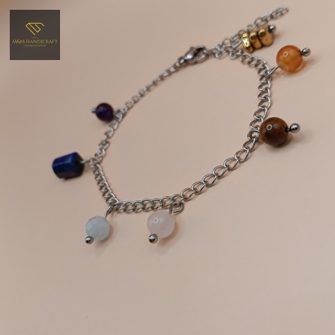 bransoletka-7-czakr-z-kamieni-naturalnych-i-stali-chirurgicznej-handmade-zbliżenie