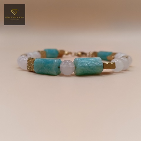 bransoletka-z-kamieni-naturalnych-kwarc-różowy-amazonit-zielony-i-hematyt-handmade-zbliżenie-na-kamienie