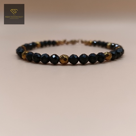 bransoletka-z-czarnego-turmalinu-i-hematytu-z-kamieni-naturalnych-handmade-zbliżenie-na-kamienie