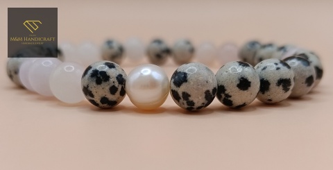 bransoletka-z-kamieni-naturalnych-jaspis-dalmatyński-i-morganit-i-perła-naturalna-handmade-zbliżenie-na-kamienie-i-perły