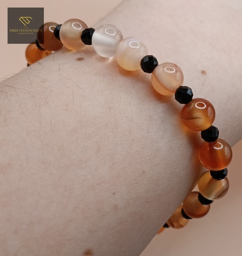 bransoletka-z-kamieni-naturalnych-karneol-i-czarny-turmalin-handmade-na-nadgarstku