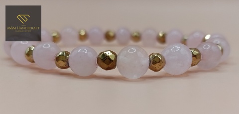 bransoletka-z-kamieni-naturalnych-kwarc-różowy-i-hematyt-handmade-zbliżenie-na-kamienie