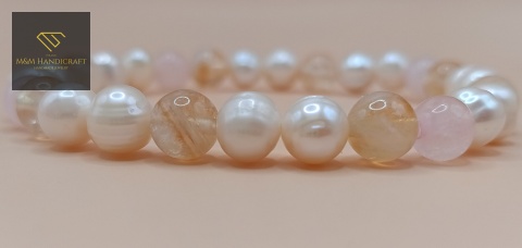 bransoletka-z-kamieni-naturalnych-kwarc-różowy-i-cytryn-i-perły-naturalne-handmade-zbliżenie-na-kamienie-i-perły
