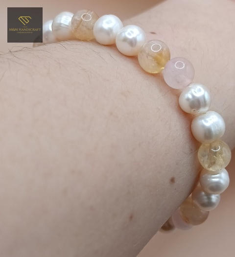 bransoletka-z-kamieni-naturalnych-kwarc-różowy-i-cytryn-i-perły-naturalne-handmade-na-nadgarstku