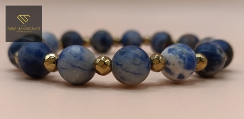 bransoletka-z-kamieni-naturalnych-sodalit-i-hematyt-handmade-zbliżenie-na-kamienie