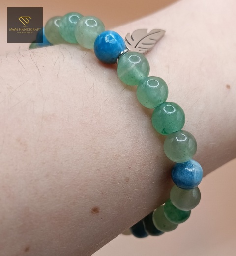 bransoletka-z-kamieni-naturalnych-awenturyn-zielony-i-apatyt-zawieszka-piórko-stal-chirurgiczna-handmade-na-nadgarstku