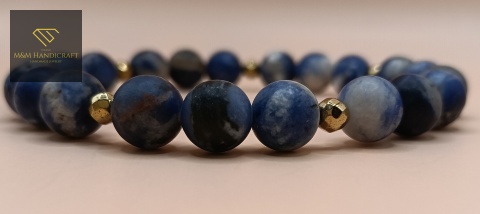 bransoletka-z-kamieni-naturalnych-sodalit-i-hematyt-handmade-zbliżenie-na-kamienie