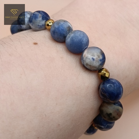 bransoletka-z-kamieni-naturalnych-sodalit-i-hematyt-handmade-na-nadgarstku
