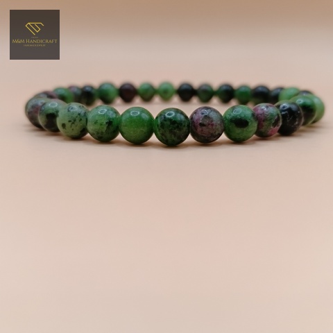 bransoletka-z-kamieni-naturalnych-zoisyt-z-rubinem-handmade-zbliżenie-na-kamienie