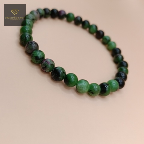 bransoletka-z-kamieni-naturalnych-zoisyt-z-rubinem-handmade-zbliżenie