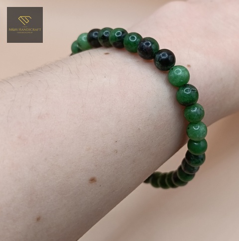 bransoletka-z-kamieni-naturalnych-zoisyt-z-rubinem-handmade-na-nadgarstku