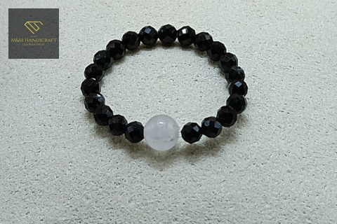 elastyczny-pierścionek-z-kamieni-naturalnych-czarny-turmalin-i-kryształ-górski-handmade-zbliżenie-na-kamienie