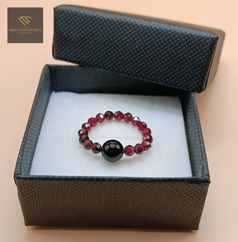 elastyczny-pierścionek-z-kamieni-naturalnych-granat-i-onyks-handmade-w-ozdobnym-pudełku