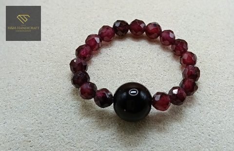 elastyczny-pierścionek-z-kamieni-naturalnych-granat-i-onyks-handmade-zbliżenie-na-kamienie