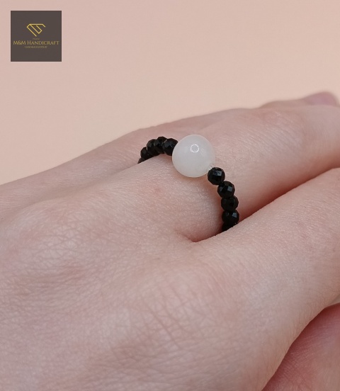 elastyczny-pierścionek-z-kamieni-naturalnych-czarny-turmalin-i-morganit-handmade-na-palcu