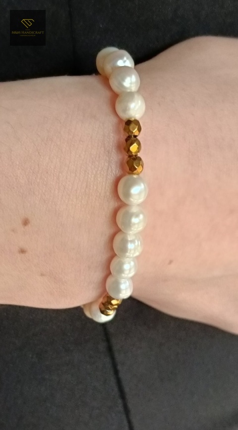 bransoletka-z-pereł-naturalnych-i-kamieni-naturalnych-złoty-hematyt-handmade-na-nadgarstku