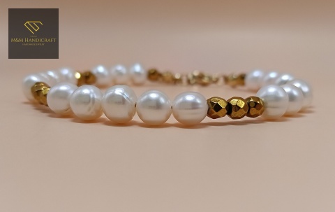 bransoletka-z-pereł-naturalnych-i-kamieni-naturalnych-złoty-hematyt-handmade-zbliżenie-na-perły-i-kamienie