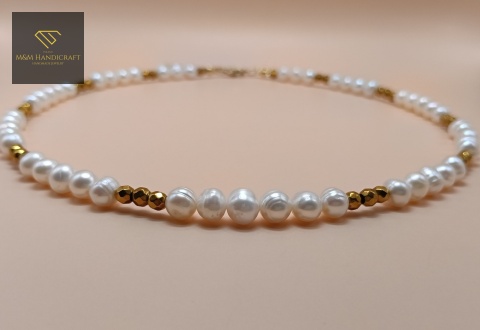 naszyjnik-z-pereł-naturalnych-i-kamieni-naturalnych-złoty-hematyt-handmade-zbliżenie-na-perły-i-kamienie
