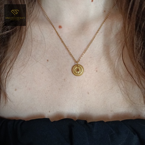naszyjnik-róża-wiatrów-stal-chirurgiczna-handmade-na-szyi