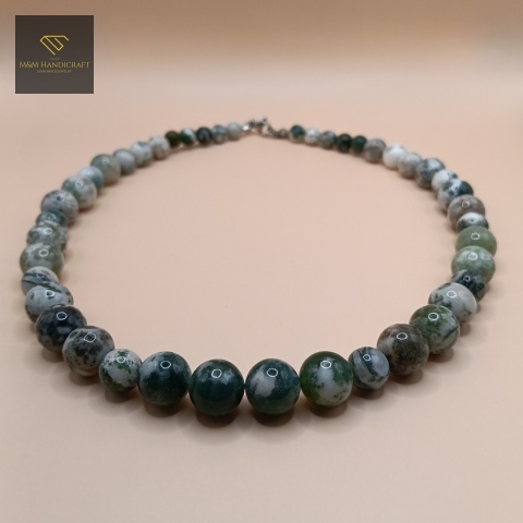 naszyjnik-z-kamieni-naturalnych-agat-mszysty-biało-zielony-handmade-zbliżenie-na-kamienie