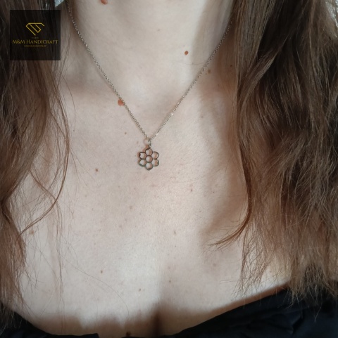 naszyjnik-kwiatek-stal-chirurgiczna-316L-handmade-na-szyi