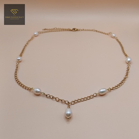 naszyjnik-z-pereł-naturalnych-i-stali-chirurgicznej-handmade-zbliżenie