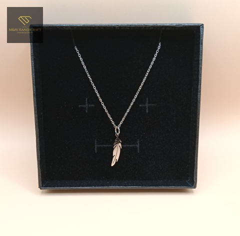 naszyjnik-piórko-stal-chirurgiczna-316L-handmade-zbliżenie