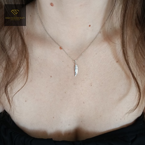 naszyjnik-piórko-stal-chirurgiczna-316L-handmade-na-szyi