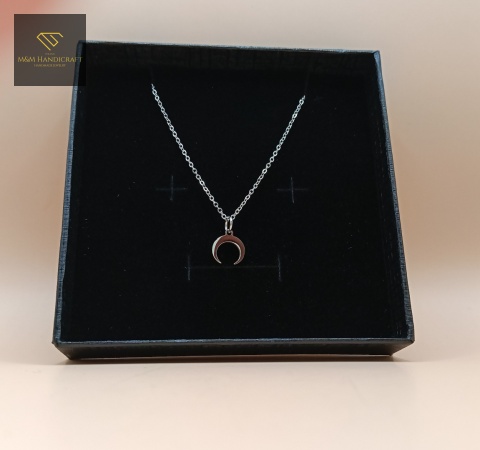 naszyjnik-róg-obfitości-stal-chirurgiczna-316L-handmade-zbliżenie-zawieszki