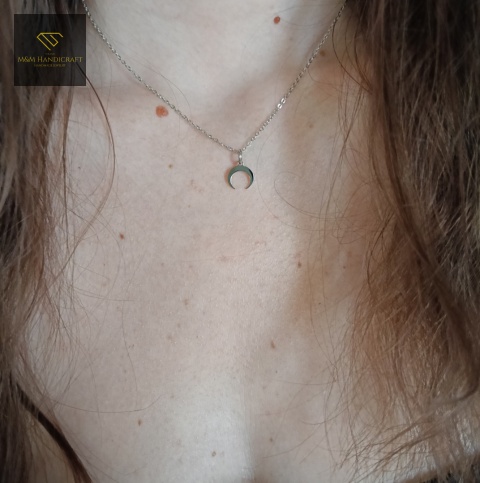 naszyjnik-róg-obfitości-stal-chirurgiczna-316L-handmade-na-szyi