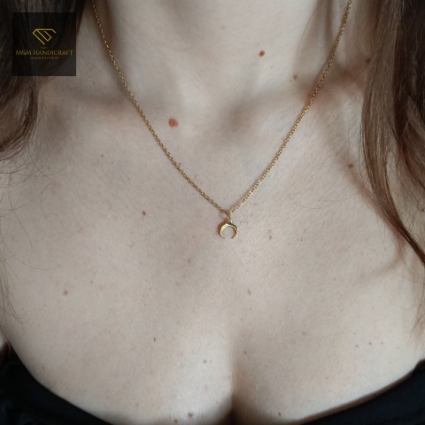 naszyjnik-róg-obfitości-stal-chirurgiczna-handmade-na-szyi