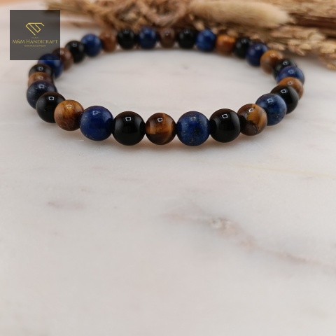 bransoletka-z-kamieni-naturalnych-lapis-lazuli-tygrysie-oko-onyks-handmade-zbliżenie-na-kamienie