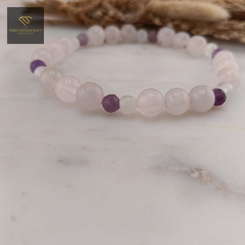bransoletka-z-kamieni-naturalnych-kryształ-górski-kwarc-różowy-i-ametyst-handmade-zbliżenie-na-kamienie