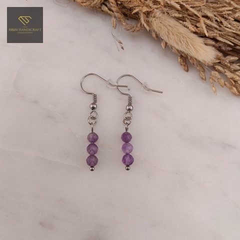 kolczyki-z-kamieni-naturalnych-ametyst-bigle-stal-chirurgiczna-handmade-zbliżenie-na-kamienie