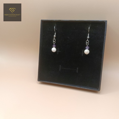 kolczyki-z-kamieni-naturalnych-ametyst-i-magnezyt-bigle-stal-chirurgiczna-handmade-zbliżenie-na-kamienie