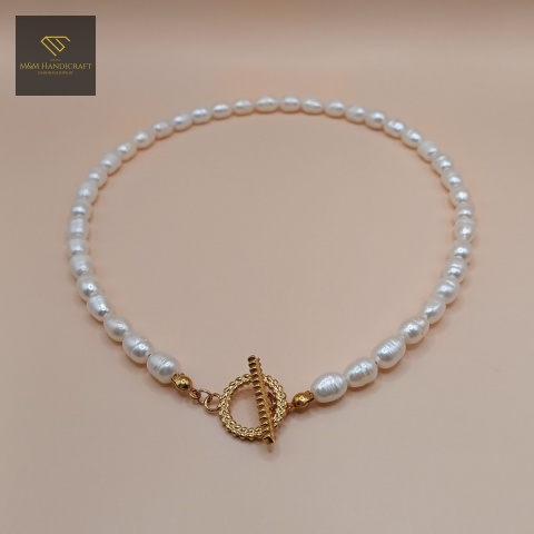 choker-z-pereł-naturalnych-i-stali-chirurgicznej-handmade-zbliżenie-na-perły