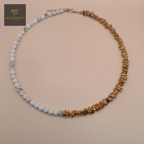 asymetryczny-naszyjnik-z-kamieni-naturalnych-howlit-i-hematyt-handmade-rzut-z-góry