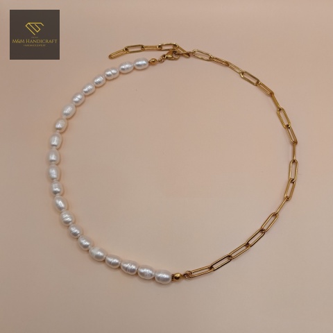 asymetryczny-naszyjnik-z-pereł-naturalnych-i-stali-chirurgicznej-handmade-rzut-z-góry