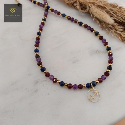 naszyjnik-dla-Strzelca-z-kamieni-naturalnych-lapis-lazuli-ametyst-granat-handmade-zbliżenie-na-kamienie