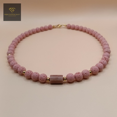 naszyjnik-z-kamieni-naturalnych-lawa-różowa-i-rodonit-handmade-zbliżenie-na-kamienie